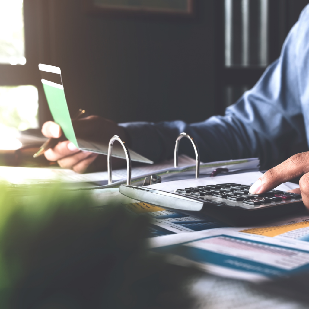 Entregamos un un servicio especializado, confiable y de calidad en materia de consultoría y asesorías contables, tributarias, laborales y de gestión administrativa.